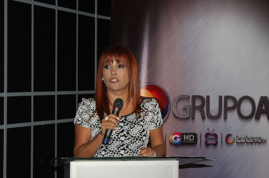 La polémica periodista Magaly Medina dando detalles de su programa en conferencia de prensa.