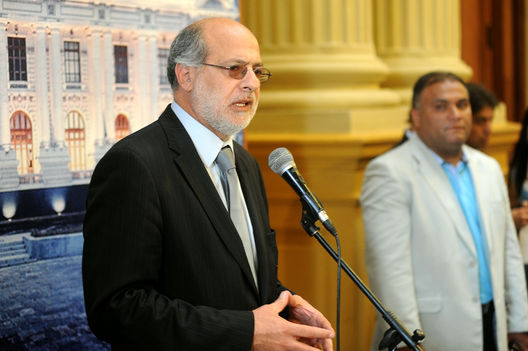 El presidente del Congreso de la República, Daniel Abugattás, formula declaraciones a la prensa.