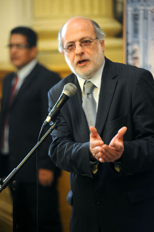 El presidente del Congreso de la República, Daniel Abugattás, formula declaraciones a la prensa.