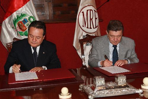 Ministro de Relaciones Exteriores, Rafael Roncagliolo y el Presidente de Sierra Exportadora, Alfonso Velásquez,firman Convenio de Colaboración Interinstitucional