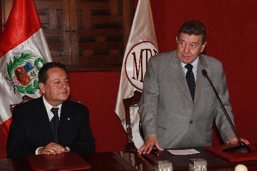 Ministro de Relaciones Exteriores, Rafael Roncagliolo y el Presidente de Sierra Exportadora, Alfonso Velásquez,firman Convenio de Colaboración Interinstitucional