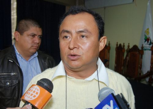 Gregorio Santos, el polémico Presidente Regional de Cajamarca, brindando declaraciones a la prensa.