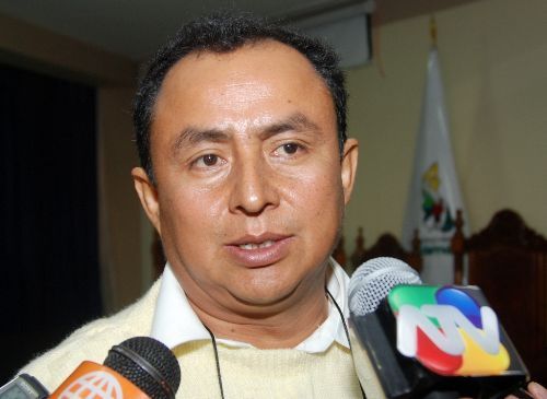 Gregorio Santos, el polémico Presidente Regional de Cajamarca, brindando declaraciones a la prensa.