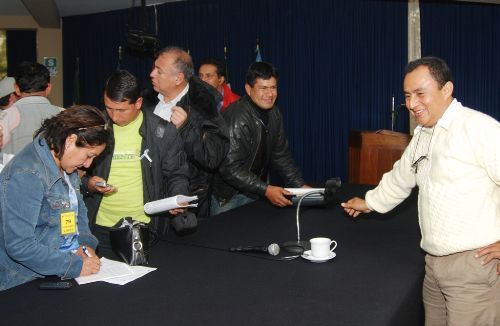 Gregorio Santos, el polémico Presidente Regional de Cajamarca, brindando declaraciones a la prensa.