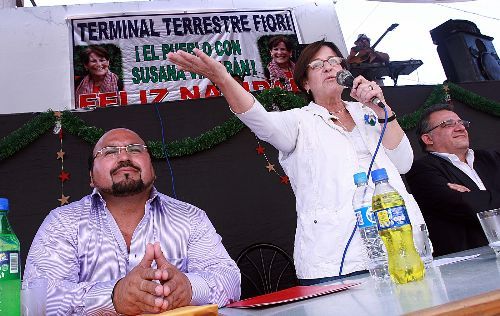 Susana Villarán, alcaldesa de Lima, compartiendo con los hijos de los trabajadores del terminal terrestre de Fiori en tradicional chocolatada navideña.
