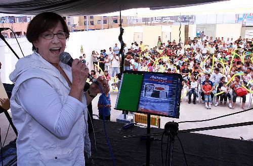 Susana Villarán, alcaldesa de Lima, compartiendo con los hijos de los trabajadores del terminal terrestre de Fiori en tradicional chocolatada navideña.