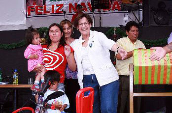 Susana Villarán, alcaldesa de Lima, compartiendo con los hijos de los trabajadores del terminal terrestre de Fiori en tradicional chocolatada navideña.