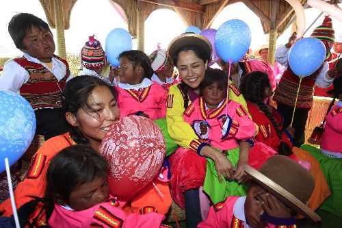 La Primera Dama de la Nación, Nadine Heredia, inauguró las aulas de la escuela Sumita Corazón en la isla flotante de Tupiri, en el lago Titicaca.