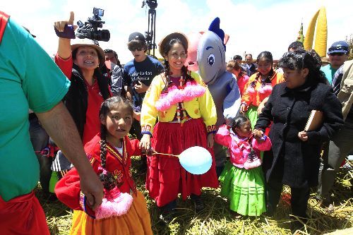 La Primera Dama de la Nación, Nadine Heredia, inauguró las aulas de la escuela Sumita Corazón en la isla flotante de Tupiri, en el lago Titicaca.