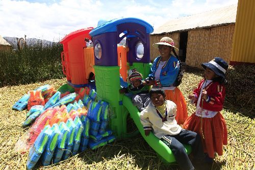 La Primera Dama de la Nación, Nadine Heredia, inauguró las aulas de la escuela Sumita Corazón en la isla flotante de Tupiri, en el lago Titicaca.