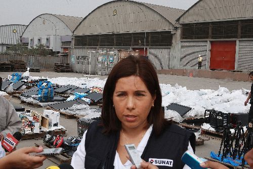 Jefa de la Sunat, Tania Quispe, presentó esta mañana mercadería incautada en accidentado operativo realizado en el Centro Comercial Polvos Azules.