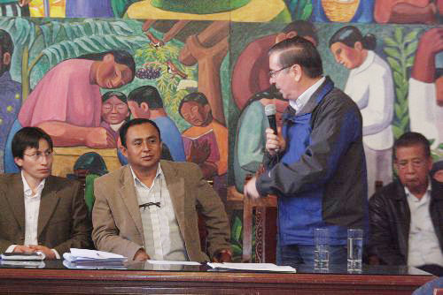 Premier Óscar Valdés se reunió con líderes de organizaciones sociales en Cajamarca.