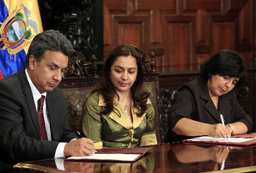 Ministra de La Mujer, Ana Jara, durante ceremonias en sede del Mimdes.