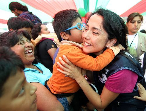 La Primera Dama de la Nación, Nadine Heredia, participó en chocolatada navideña con hijos de recicladores en el distrito de San Juan de Miraflores.