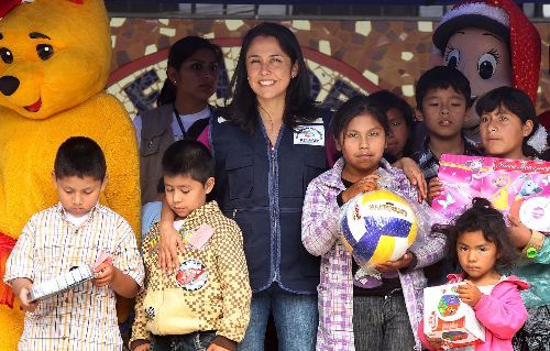 La Primera Dama de la Nación, Nadine Heredia, participó en chocolatada navideña con hijos de recicladores en el distrito de San Juan de Miraflores.