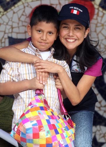 La Primera Dama de la Nación, Nadine Heredia, participó en chocolatada navideña con hijos de recicladores en el distrito de San Juan de Miraflores.
