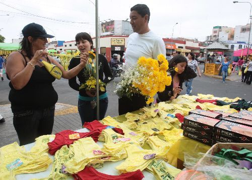 Venta de cotillón va en aumento en diversos mercados limeños con la llegada del Año Nuevo