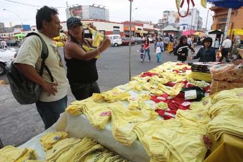 Venta de cotillón va en aumento en diversos mercados limeños con la llegada del Año Nuevo