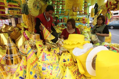Venta de cotillón va en aumento en diversos mercados limeños con la llegada del Año Nuevo