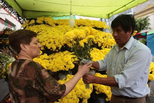 Venta de cotillón va en aumento en diversos mercados limeños con la llegada del Año Nuevo