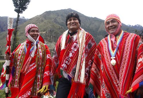 Presidente de Bolivia, Evo Morales, con los alcaldes de Urubamba, Benicio Ríos, y de Ollantaytambo, Davil Canal.