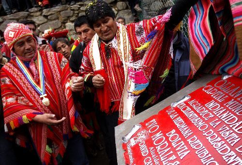 Presidente de Bolivia, Evo Morales, con los alcaldes de Urubamba, Benicio Ríos, y de Ollantaytambo, Davil Canal.