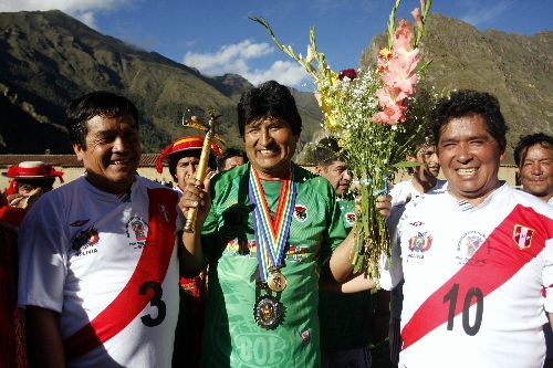 Presidente de Bolivia, Evo Morales, con los alcaldes de Urubamba, Benicio Ríos, y de Ollantaytambo, Davil Canal.
