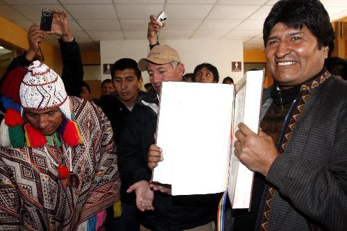 Presidente de Bolivia, Evo Morales, con los alcaldes de Urubamba, Benicio Ríos, y de Ollantaytambo, Davil Canal.