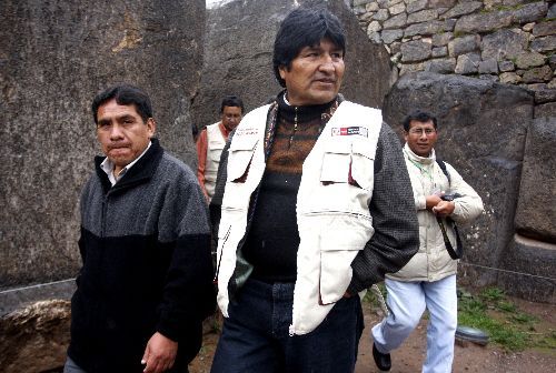 Presidente de Bolivia, Evo Morales, con los alcaldes de Urubamba, Benicio Ríos, y de Ollantaytambo, Davil Canal.
