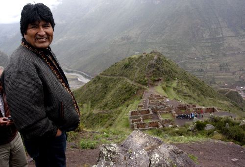 Presidente de Bolivia, Evo Morales, con los alcaldes de Urubamba, Benicio Ríos, y de Ollantaytambo, Davil Canal.