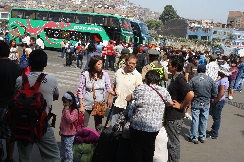 Gran afluencia de público en terminal terrestre de Yerbateros por fiestas navideñas
