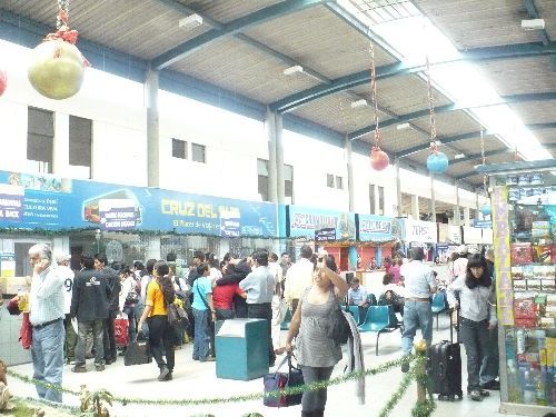 Gran afluencia de público en terminal terrestre de Yerbateros por fiestas navideñas