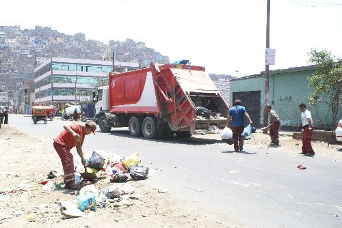 Recojo de basura en el centro de Lima tras celebraciones de Navidad.