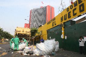 Recojo de basura en el centro de Lima tras celebraciones de Navidad.