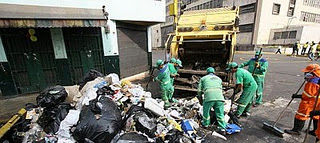 Recojo de basura en el centro de Lima tras celebraciones de Navidad.