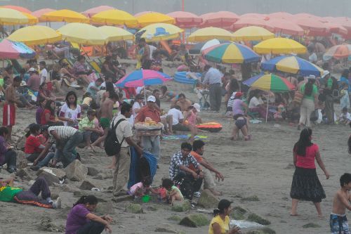 Limeños acudieron a la playa La Herradura en feriado de Navidad
