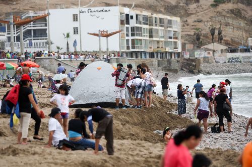 Limeños acudieron a la playa La Herradura en feriado de Navidad