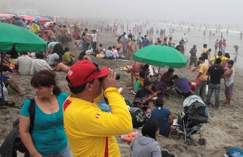 Limeños acudieron a la playa La Herradura en feriado de Navidad