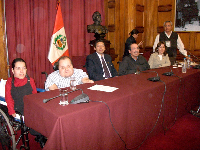 EL congresista fujimorista Gian Carlo Vacchelli debatiendo en el pleno del Congreso de la República.