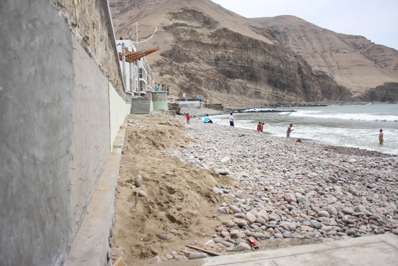Playa La Herradura se queda sin arena y en su lugar ahora solo han quedado piedras y más piedras