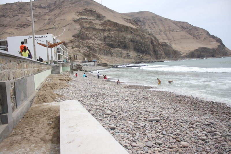 Playa La Herradura se queda sin arena y en su lugar ahora solo han quedado piedras y más piedras