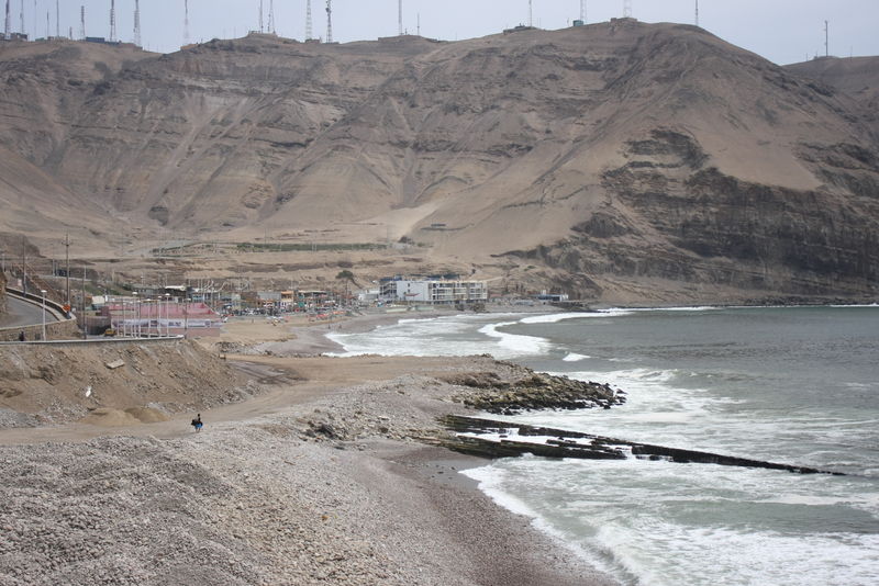 Playa La Herradura se queda sin arena y en su lugar ahora solo han quedado piedras y más piedras