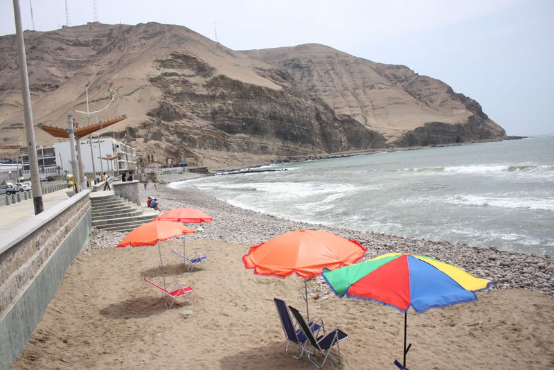 Playa La Herradura se queda sin arena y en su lugar ahora solo han quedado piedras y más piedras