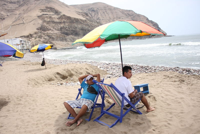 Playa La Herradura se queda sin arena y en su lugar ahora solo han quedado piedras y más piedras