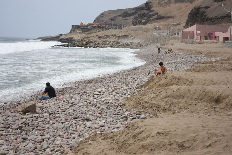 Playa La Herradura se queda sin arena y en su lugar ahora solo han quedado piedras y más piedras