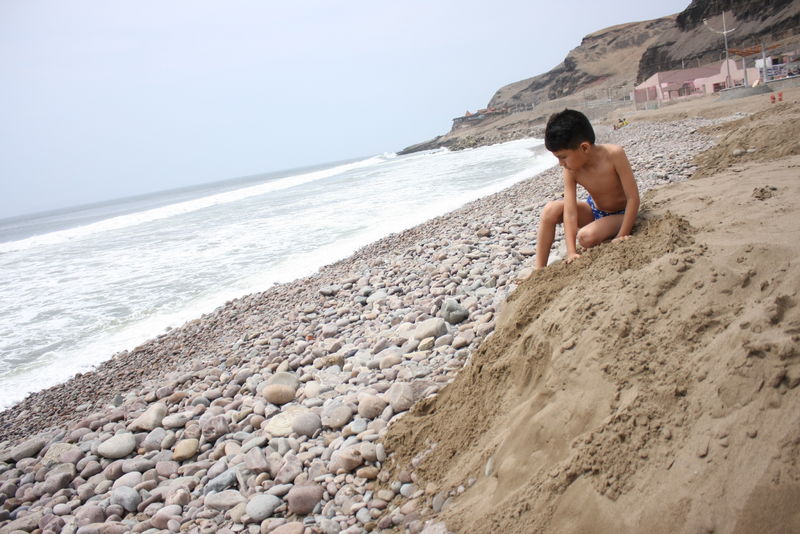 Playa La Herradura se queda sin arena y en su lugar ahora solo han quedado piedras y más piedras