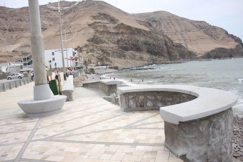 Playa La Herradura se queda sin arena y en su lugar ahora solo han quedado piedras y más piedras