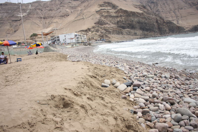 Playa La Herradura se queda sin arena y en su lugar ahora solo han quedado piedras y más piedras