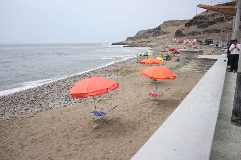 Playa La Herradura se queda sin arena y en su lugar ahora solo han quedado piedras y más piedras