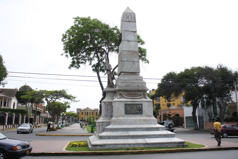 Alameda Sáenz Peña, en Barranco, es nombrada así en honor al militar argentino Roque Sáenz Peña